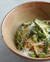 Würzige asiatische Nudeln mit zartem Spargel und Sesam für eine herzhafte, knusprige Note.